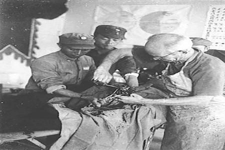 　　在中國人民抗日戰(zhàn)爭中，許多國際友人來到中國，支援中國人民抗日戰(zhàn)爭。圖為白求恩在五臺縣松巖口模范病室為八路軍傷員做手術(shù)。