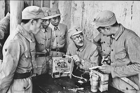 　　林邁可給八路軍戰(zhàn)士講解電臺使用方法。 據(jù)《山西日報》