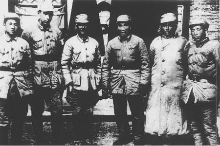 　　朱德總司令（左四）在武鄉(xiāng)八路軍總部會見援華醫(yī)療團(tuán)成員愛德華（左三）、柯棣華（左五）、米勒（左二）。