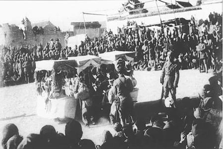 晉察冀邊區(qū)八路軍與當(dāng)?shù)厝罕姛崃覛g慶抗戰(zhàn)勝利。